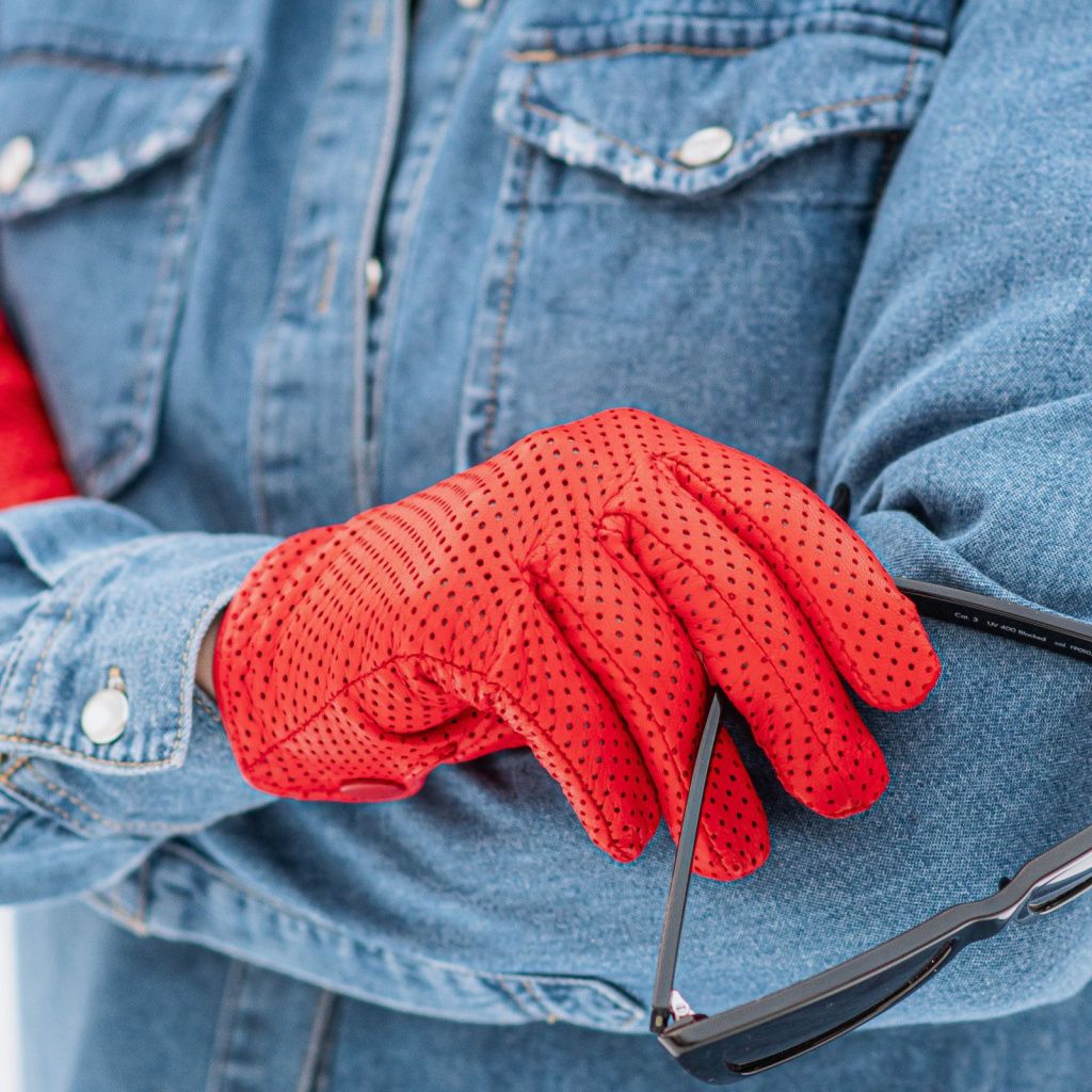Short Perforated Gloves with a Small Slit for Ladies