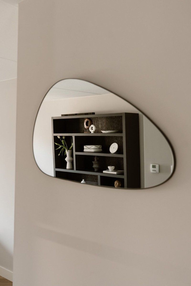 Spiegel Roosie - organische vorm - asymmetrisch - wandspiegel - 80cm - zwart