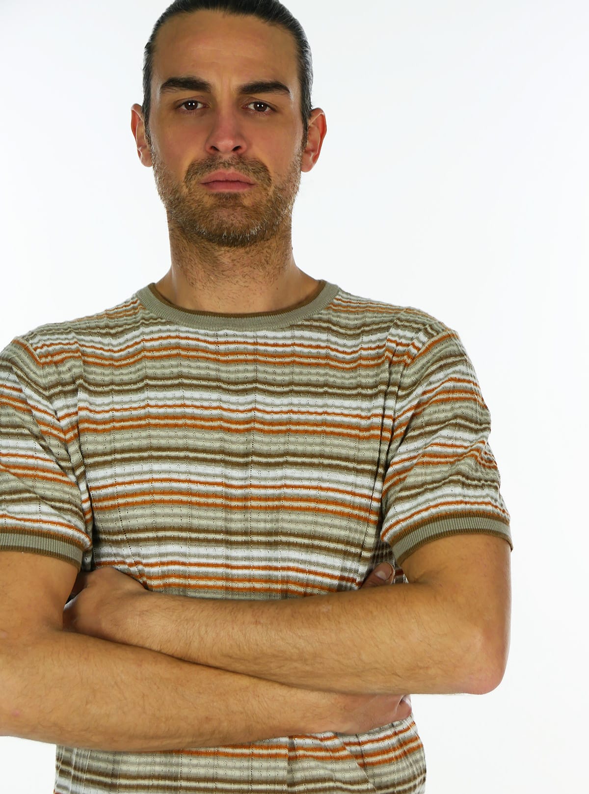 PÁNSKÝ TRIKO S KRÁTKÝM RUKÁVEM A MULTICOLOR PRUHY