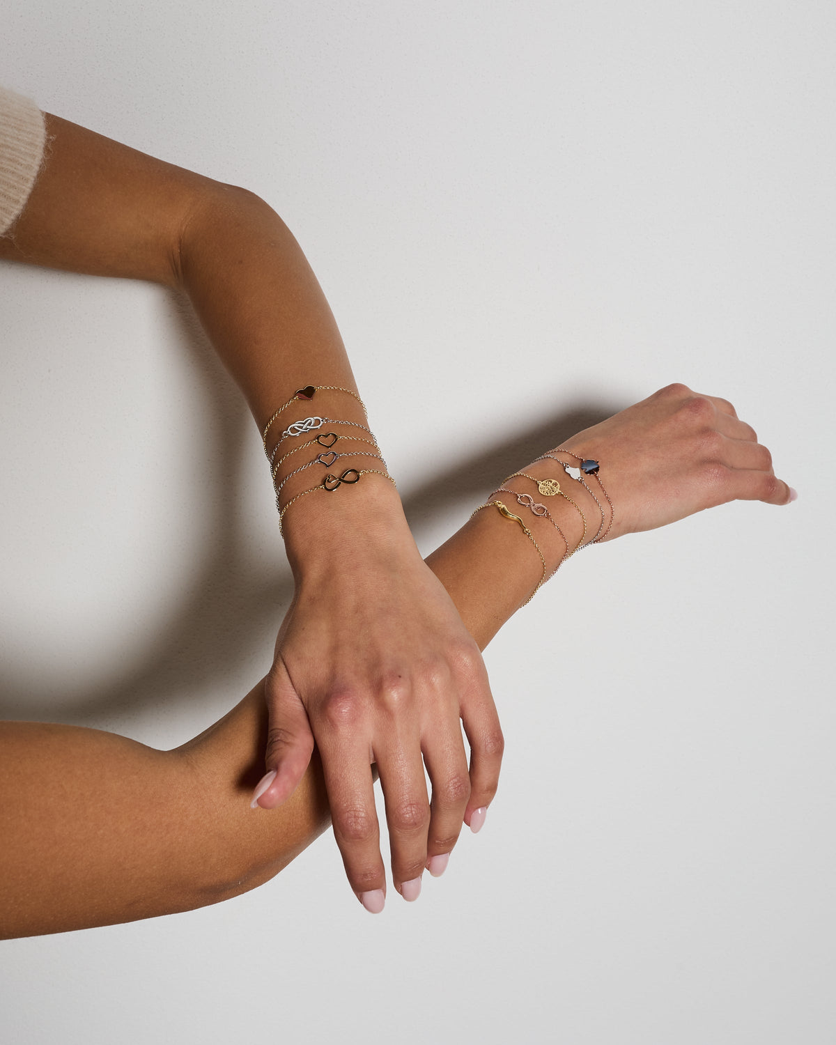 Rose gold plated silver bracelet with intertwined and perforated infinity center and heart