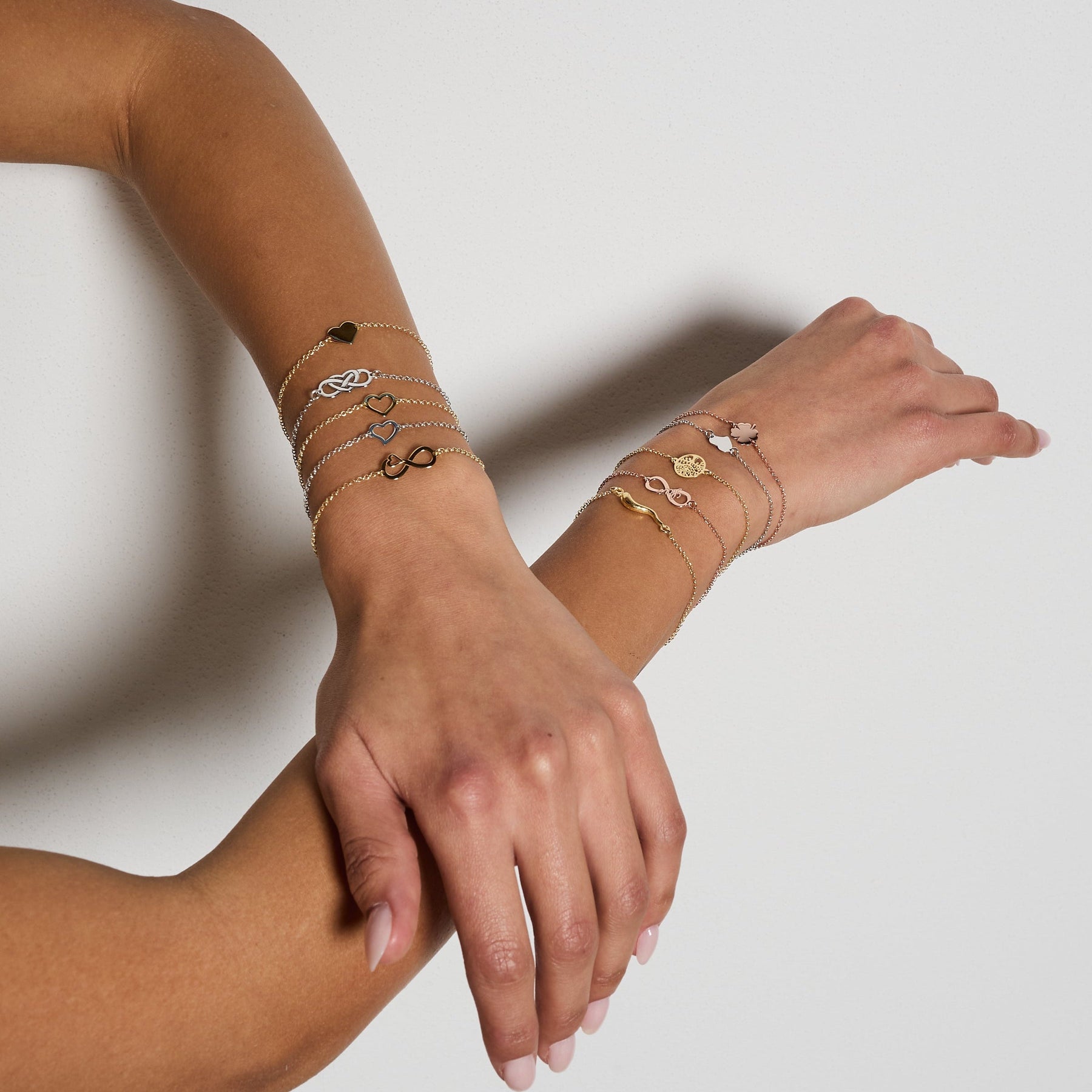 Rhodium-plated silver bracelet with intertwined and perforated infinity center and heart