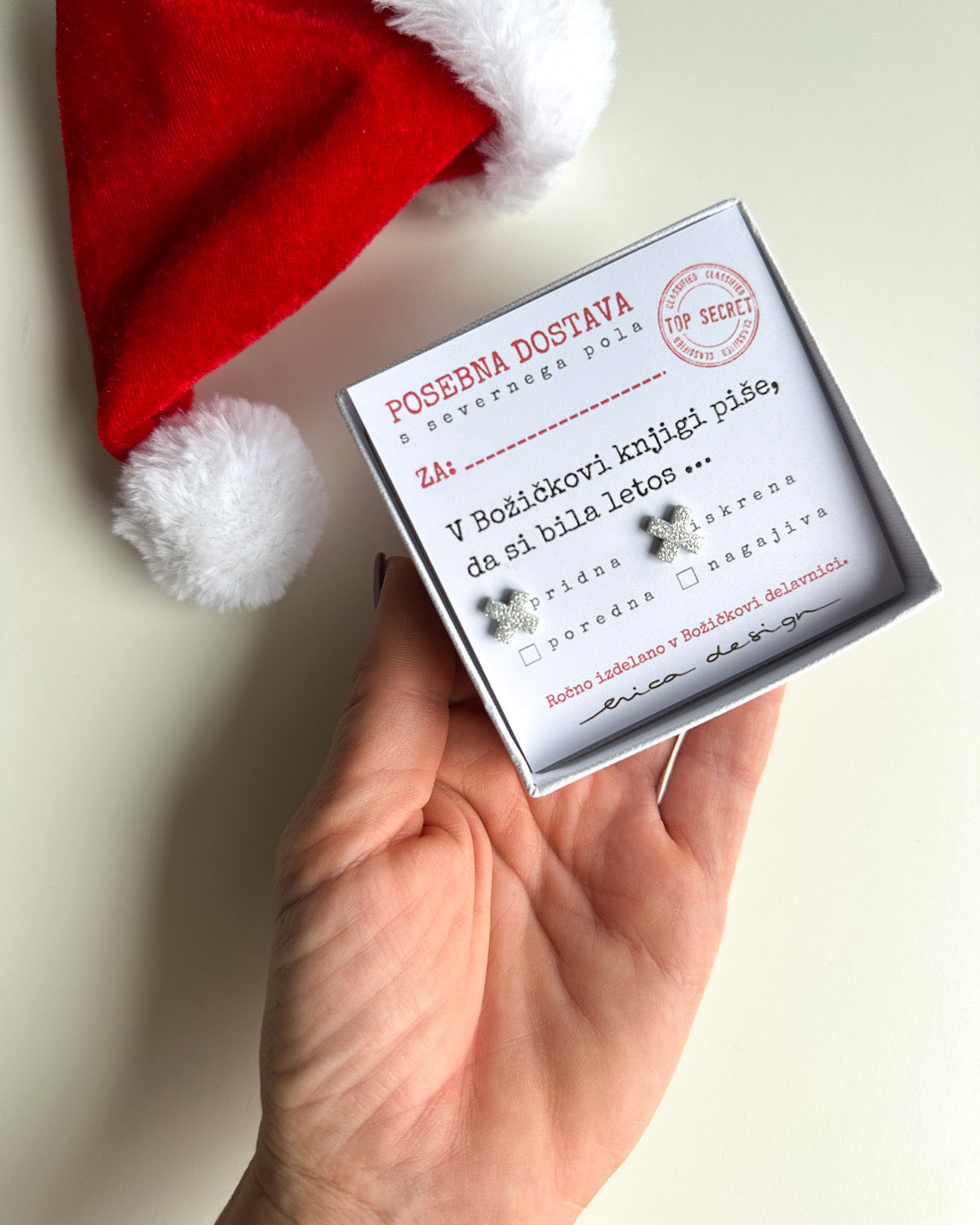 Orecchini XX su una cartolina festiva per i buoni o i cattivi