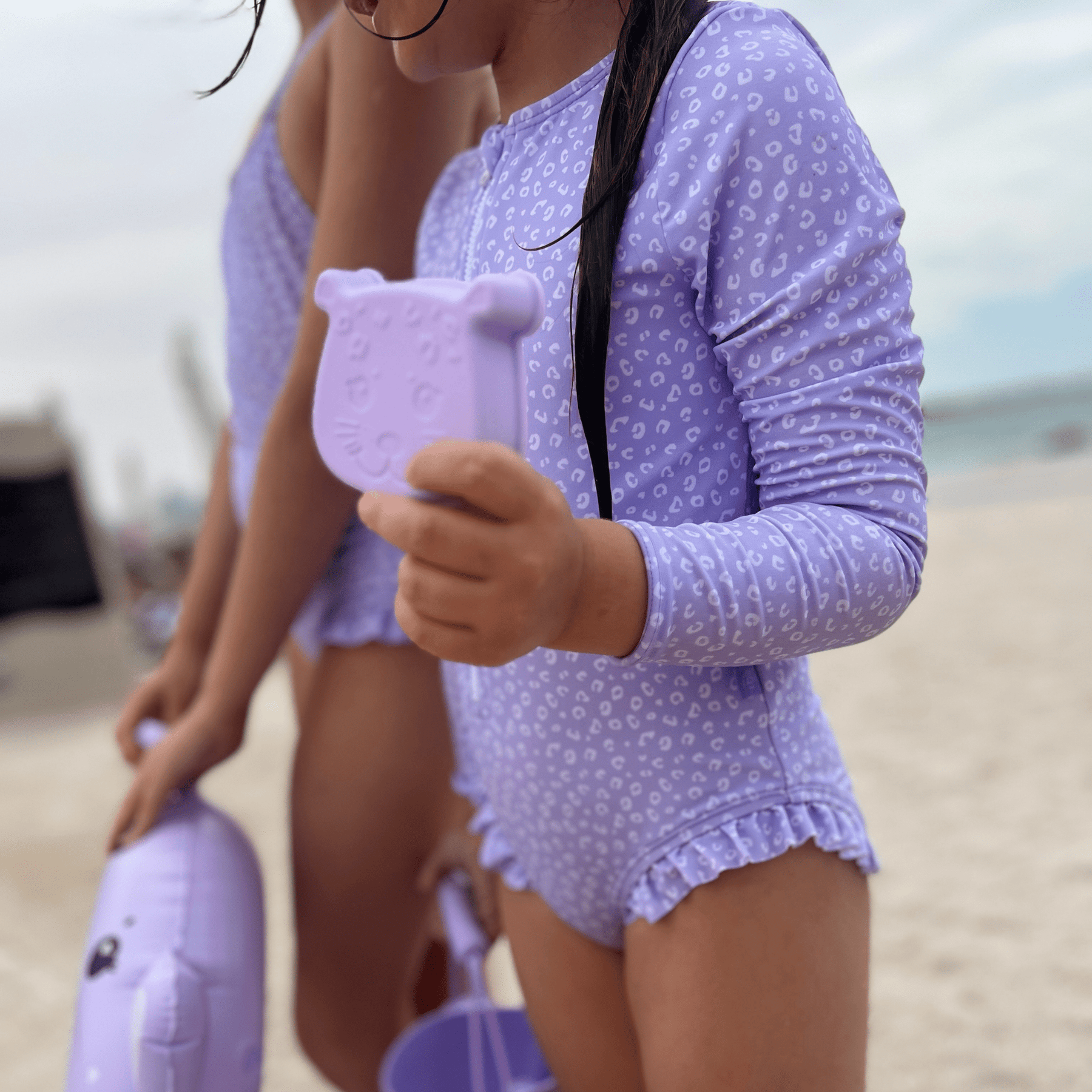 costume-intero-bambina-con-mani-lunghe-lilla-a-stampa-panter-2