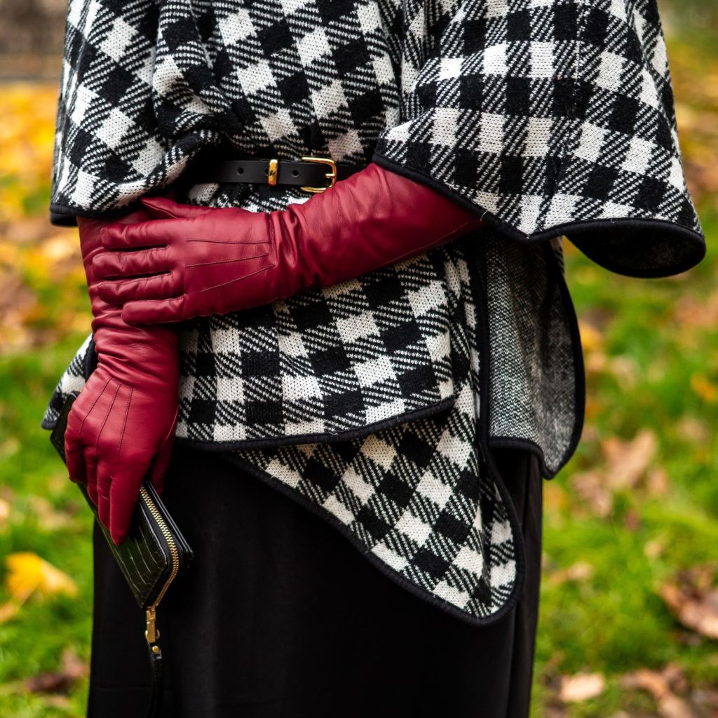Long Gloves with Delicate Embroidery and Cashmere Lining
