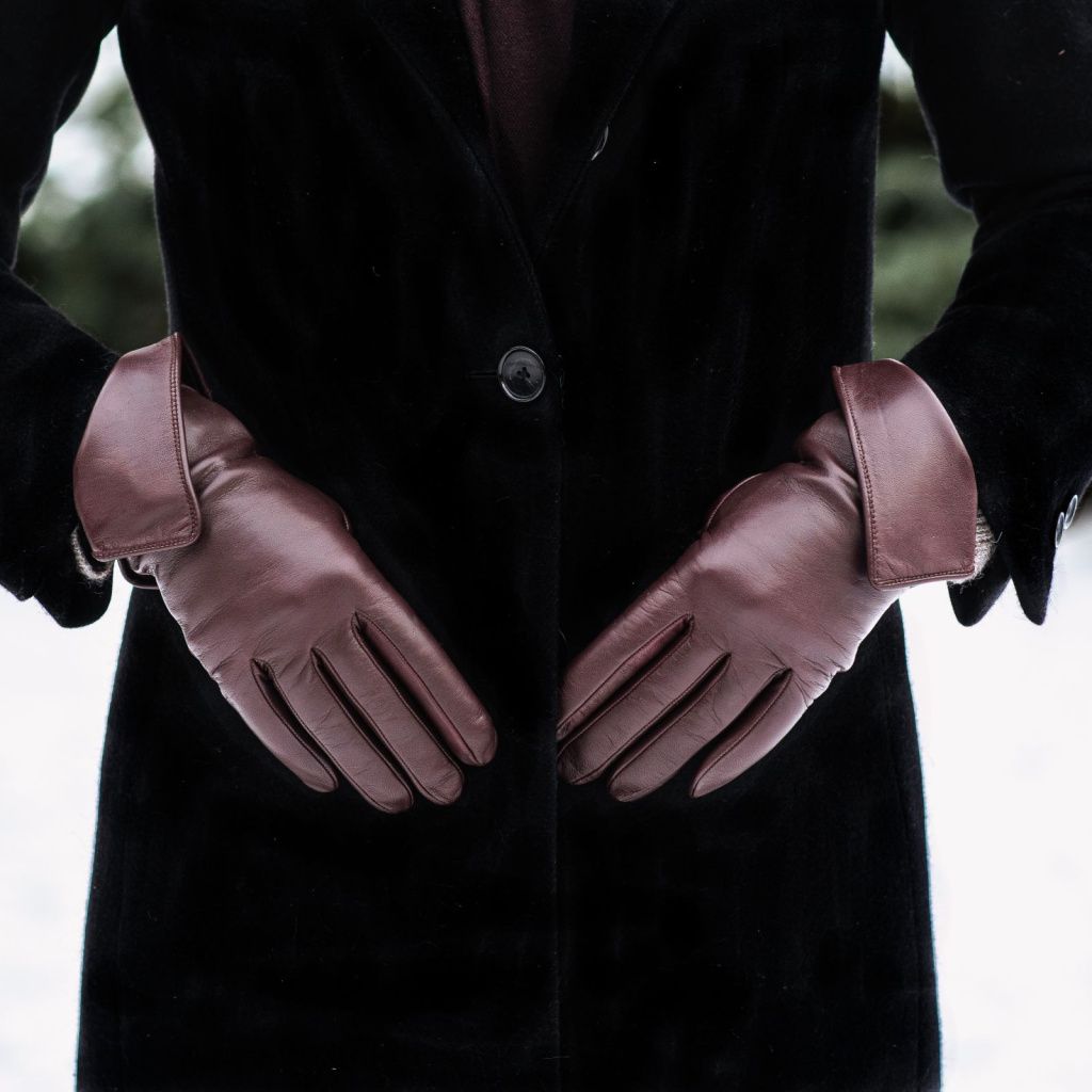 Brown women's gloves with a foldable cuff