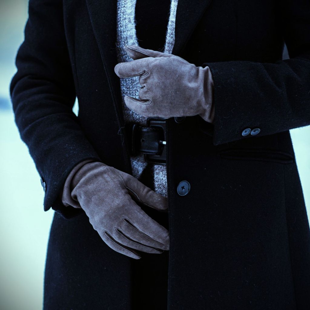 Women's gloves made of lightly brushed leather with a longer wrist