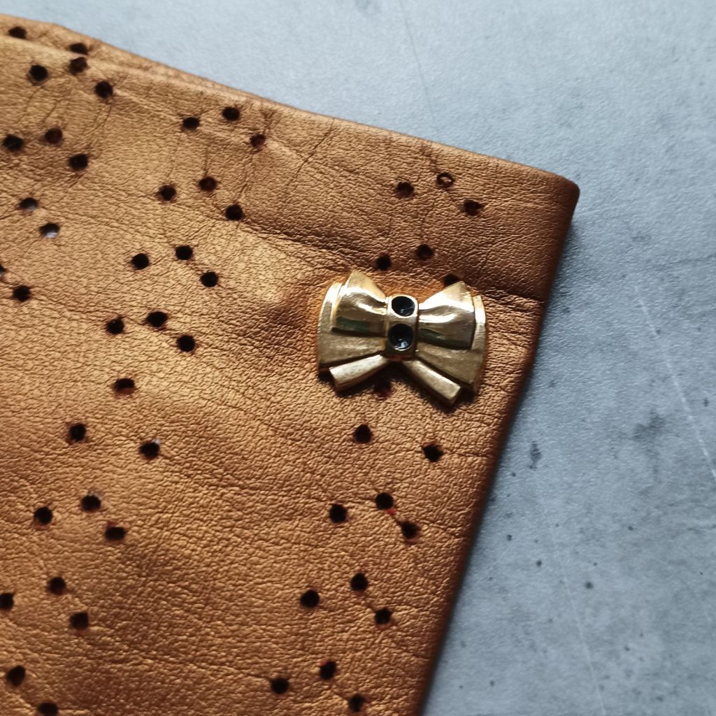 Elegant Gold Gloves with Gold Bows