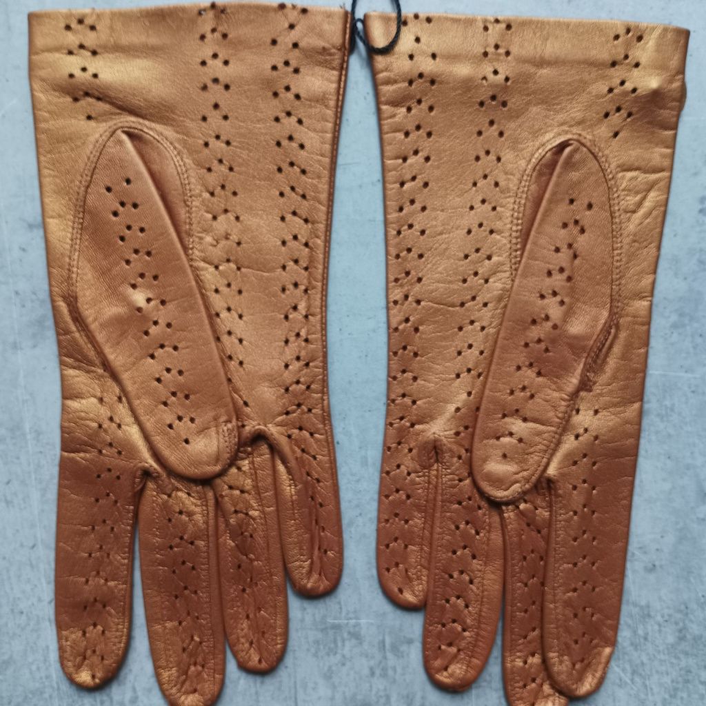 Elegant Gold Gloves with Gold Bows