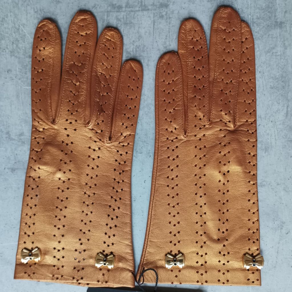 Elegant Gold Gloves with Gold Bows
