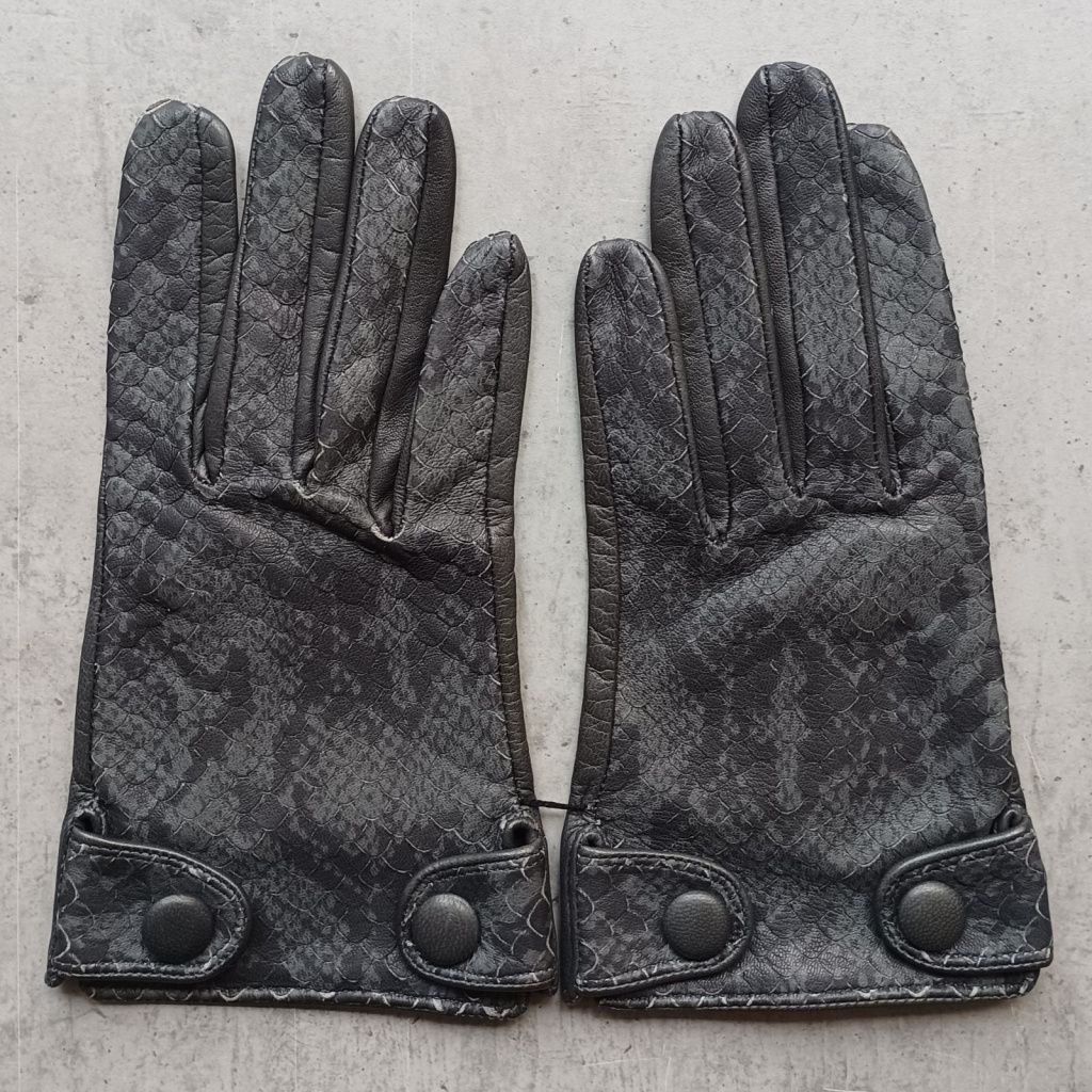 Elegant Gray Gloves with Snake Imitation
