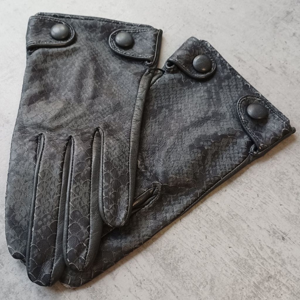Elegant Gray Gloves with Snake Imitation