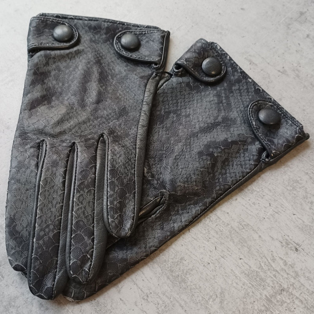 Elegant Gray Gloves with Snake Imitation