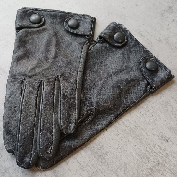Elegant Gray Gloves with Snake Imitation