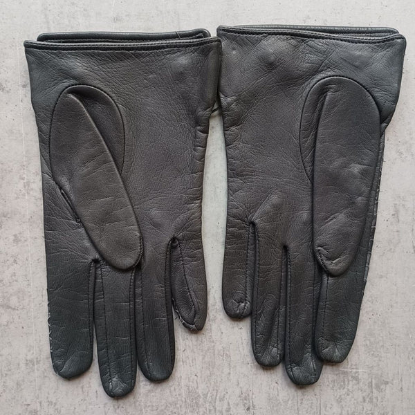 Elegant Gray Gloves with Snake Imitation