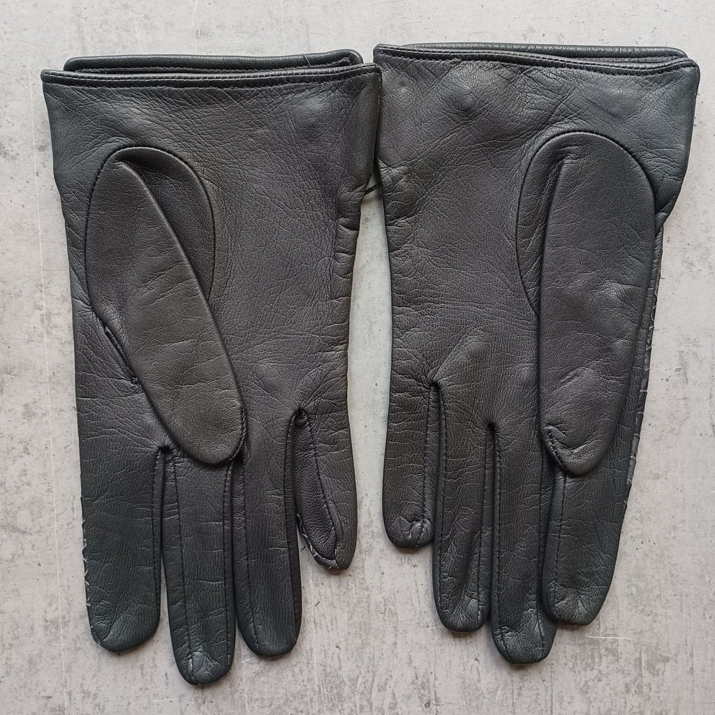 Elegant Gray Gloves with Snake Imitation