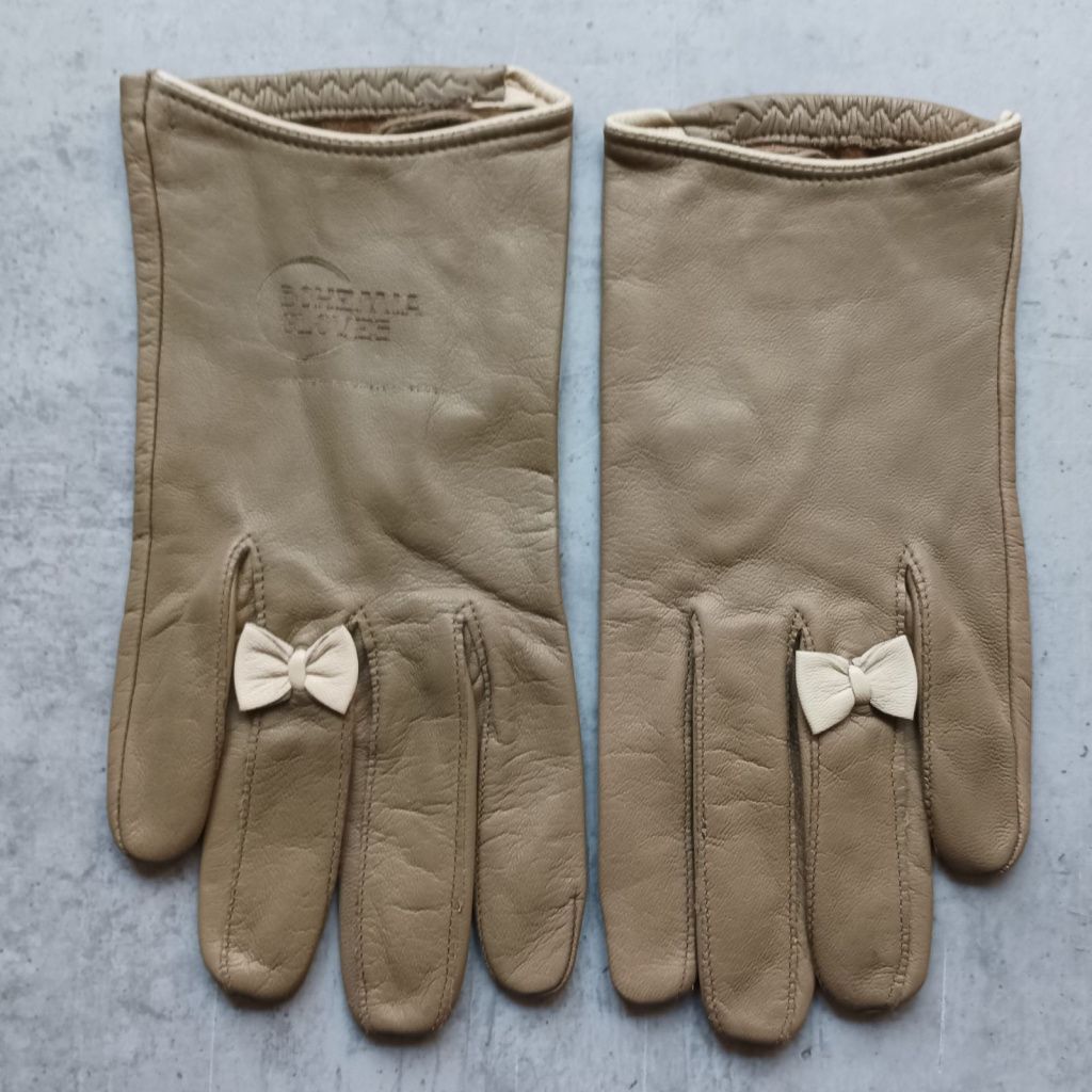 Short gloves with bows