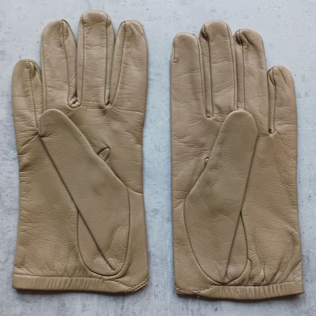 Short gloves with bows