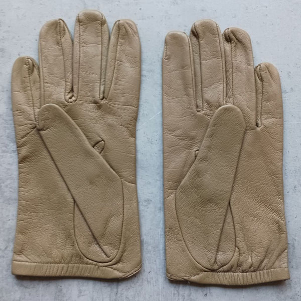 Short gloves with bows