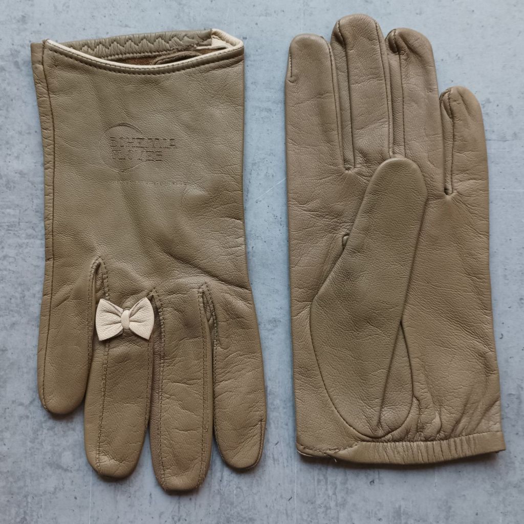 Short gloves with bows