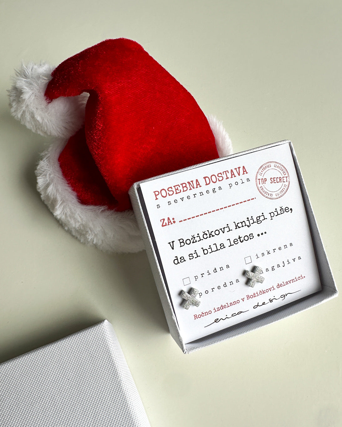 Orecchini XX su una cartolina festiva per i buoni o i cattivi