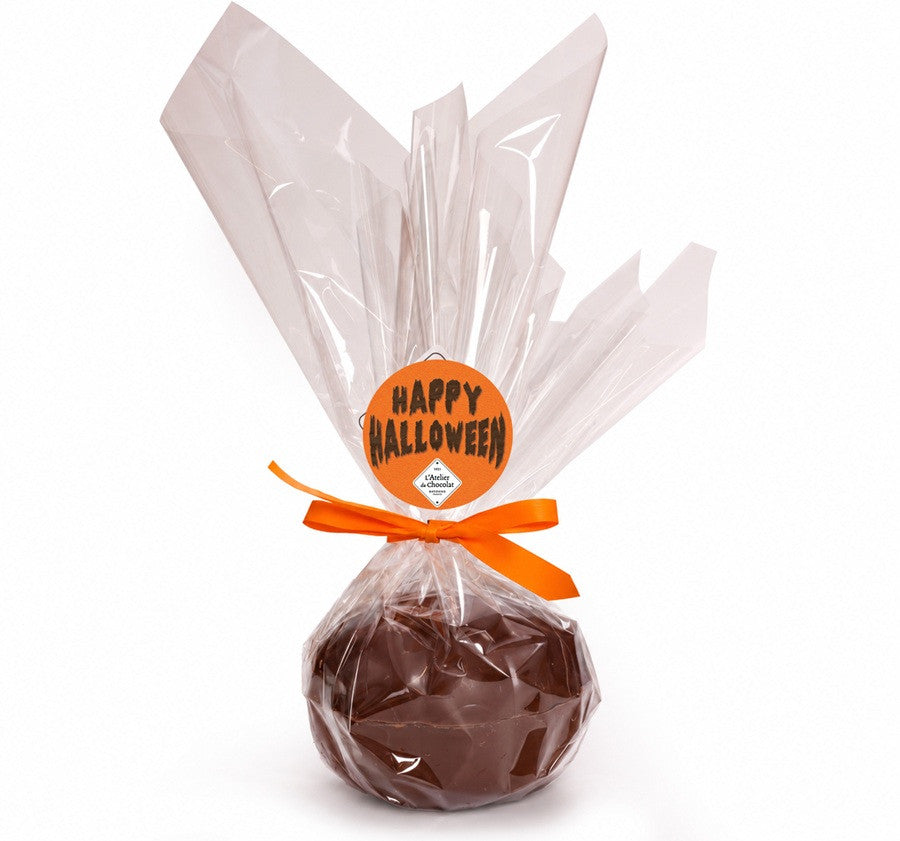 Stampo di zucca al cioccolato al latte ripieno di marshmallow e dolcetti di Halloween