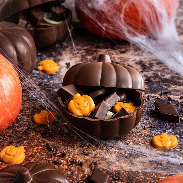 Molde de Calabaza de Chocolate con Leche Relleno de Malvaviscos y Golosinas de Halloween