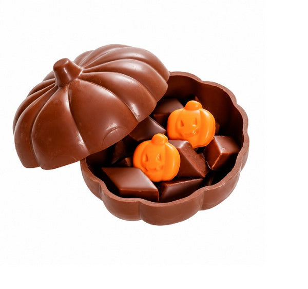 Čokoládová mléčná dýně plněná marshmallow a halloweenskými dobrotami