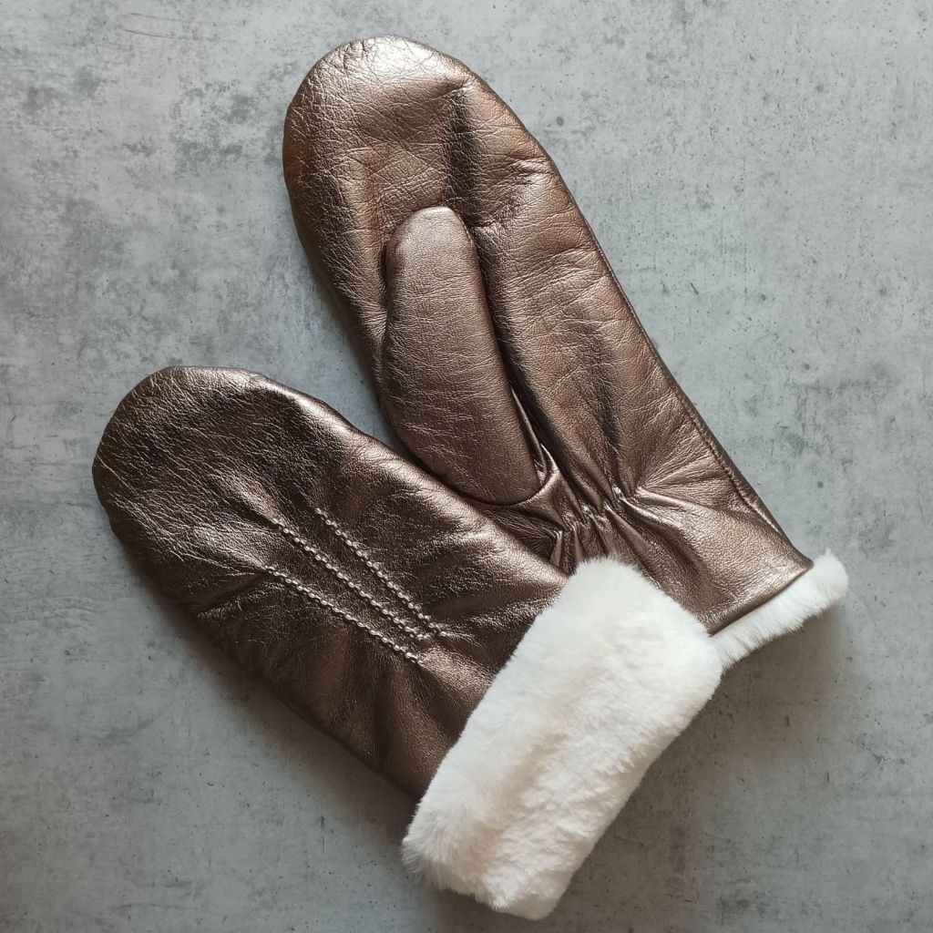 Shiny mittens with rabbit fur