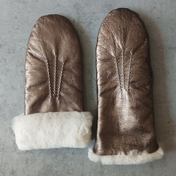 Shiny mittens with rabbit fur