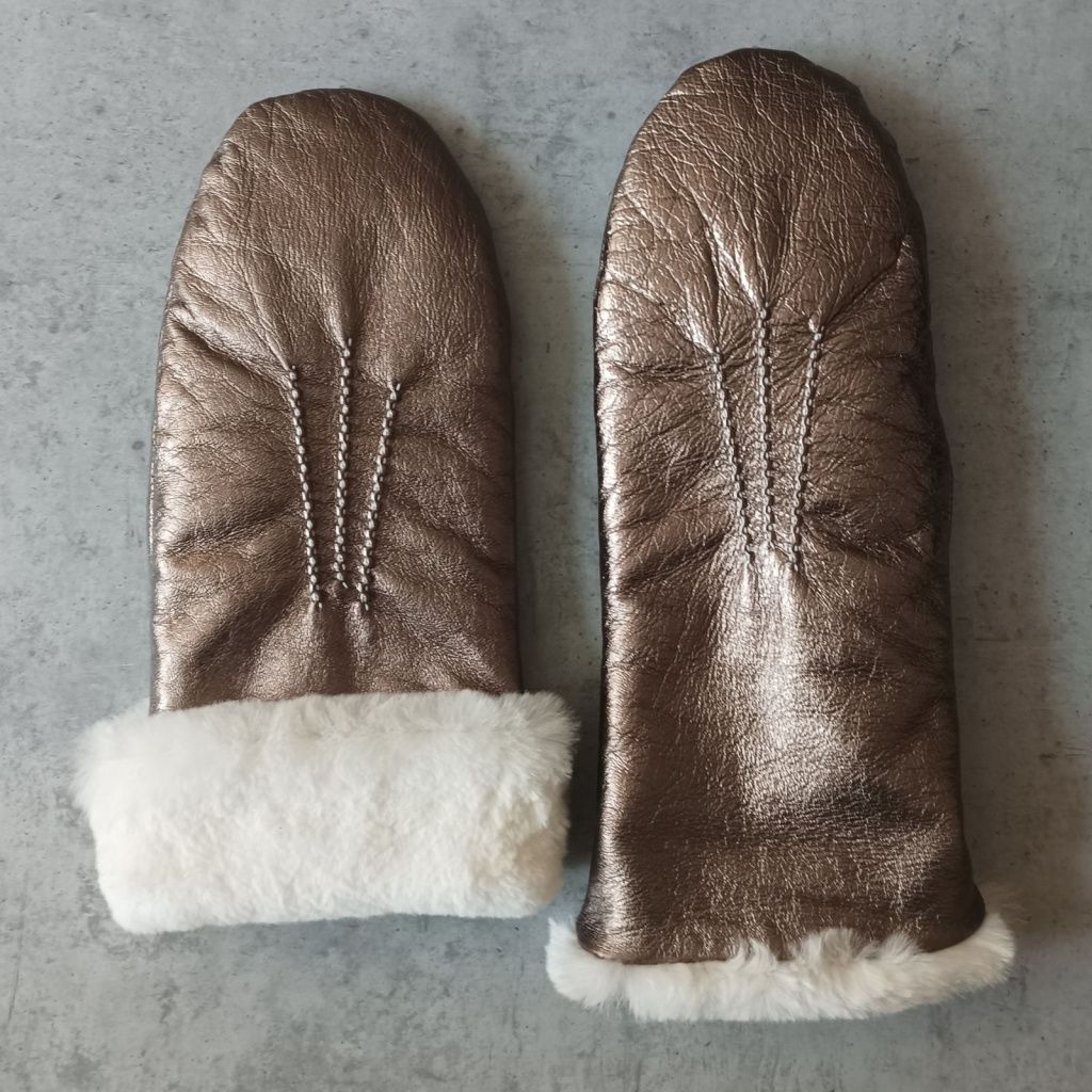 Shiny mittens with rabbit fur