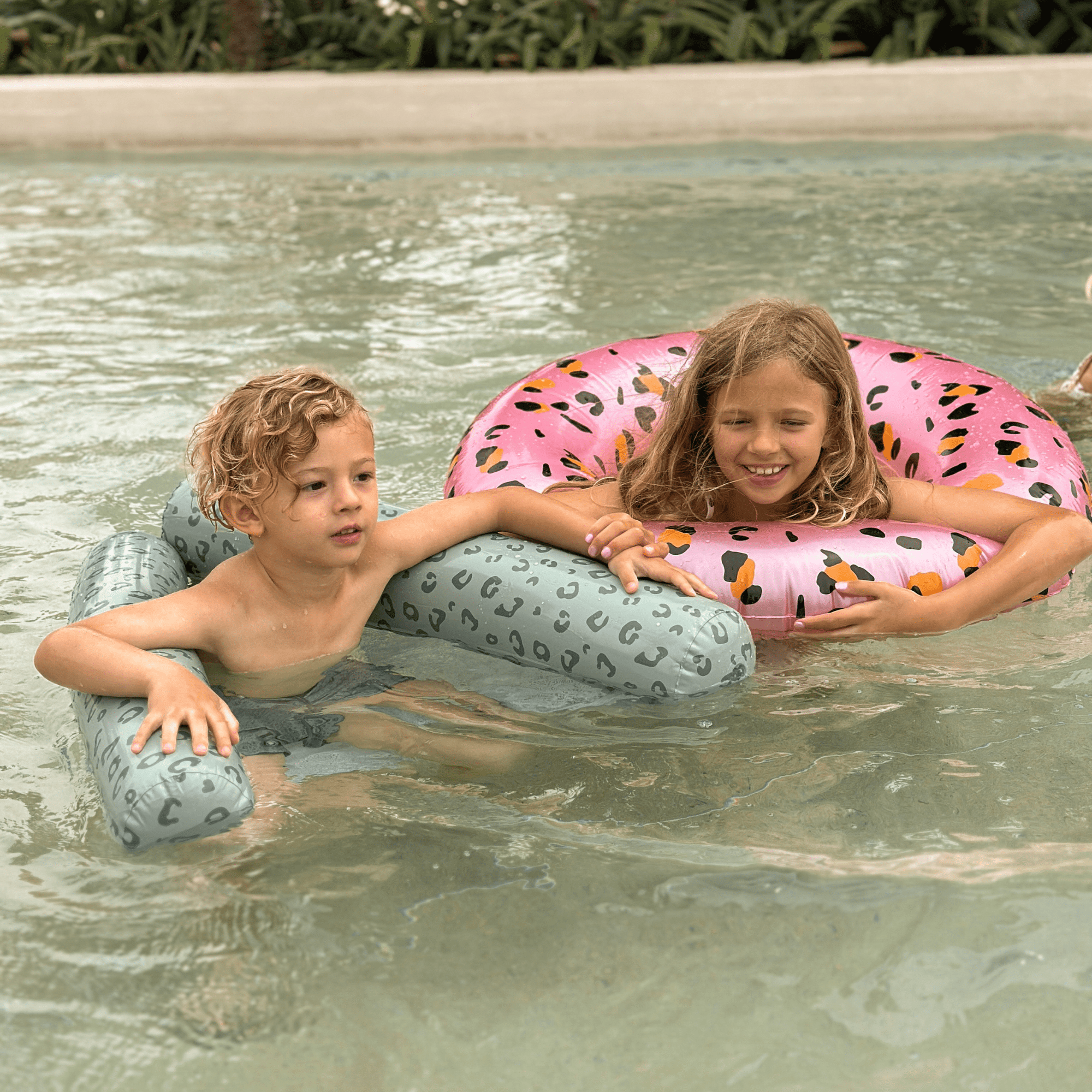 waterhangmat-panterprint-groen-swim-essentials-6