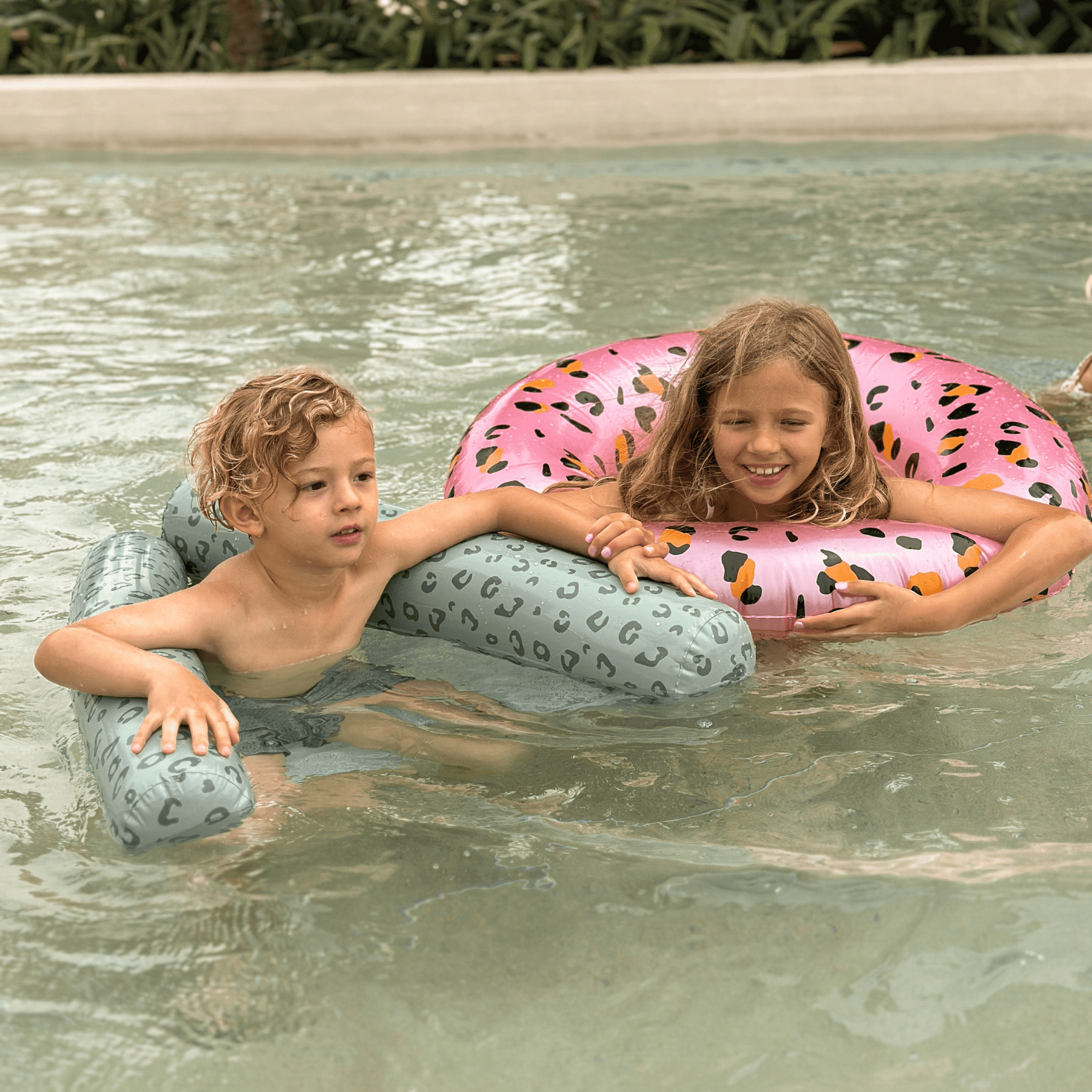 waterhangmat-panterprint-groen-swim-essentials-6