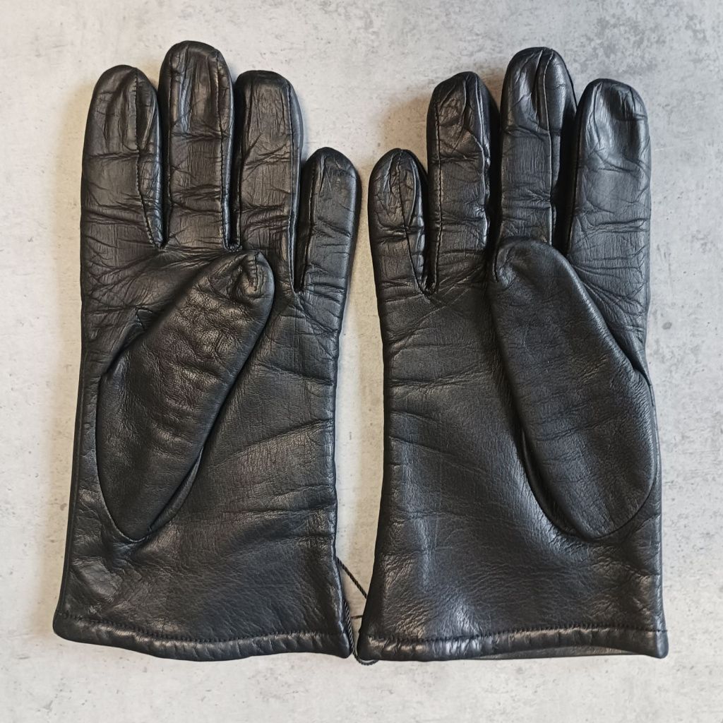 Leather gloves with a single embroidery