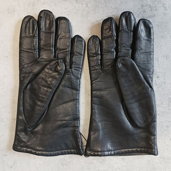 Leather gloves with a single embroidery