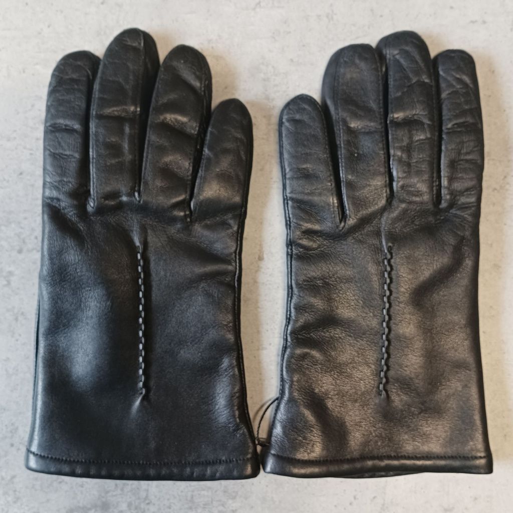 Leather gloves with a single embroidery