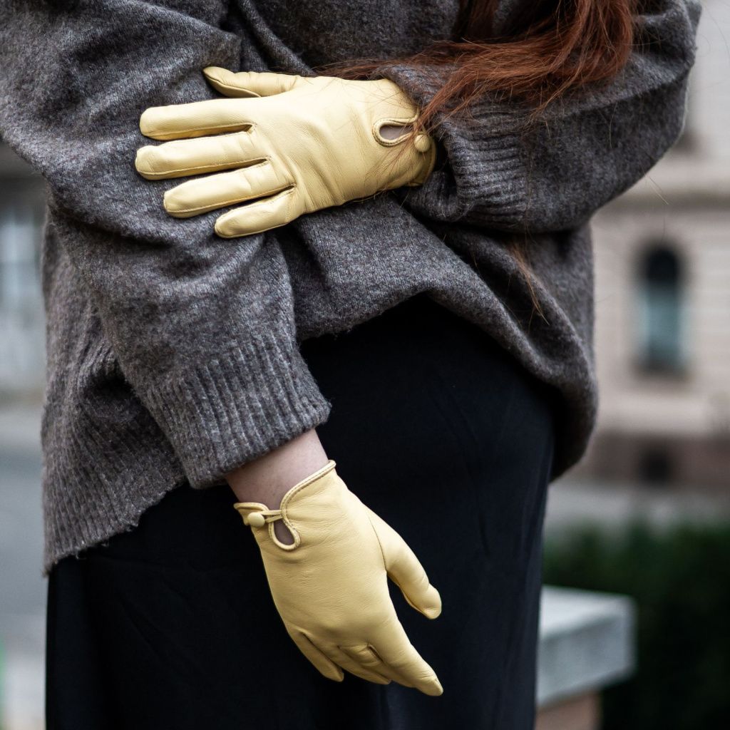 Women's Elegant Gloves with Button