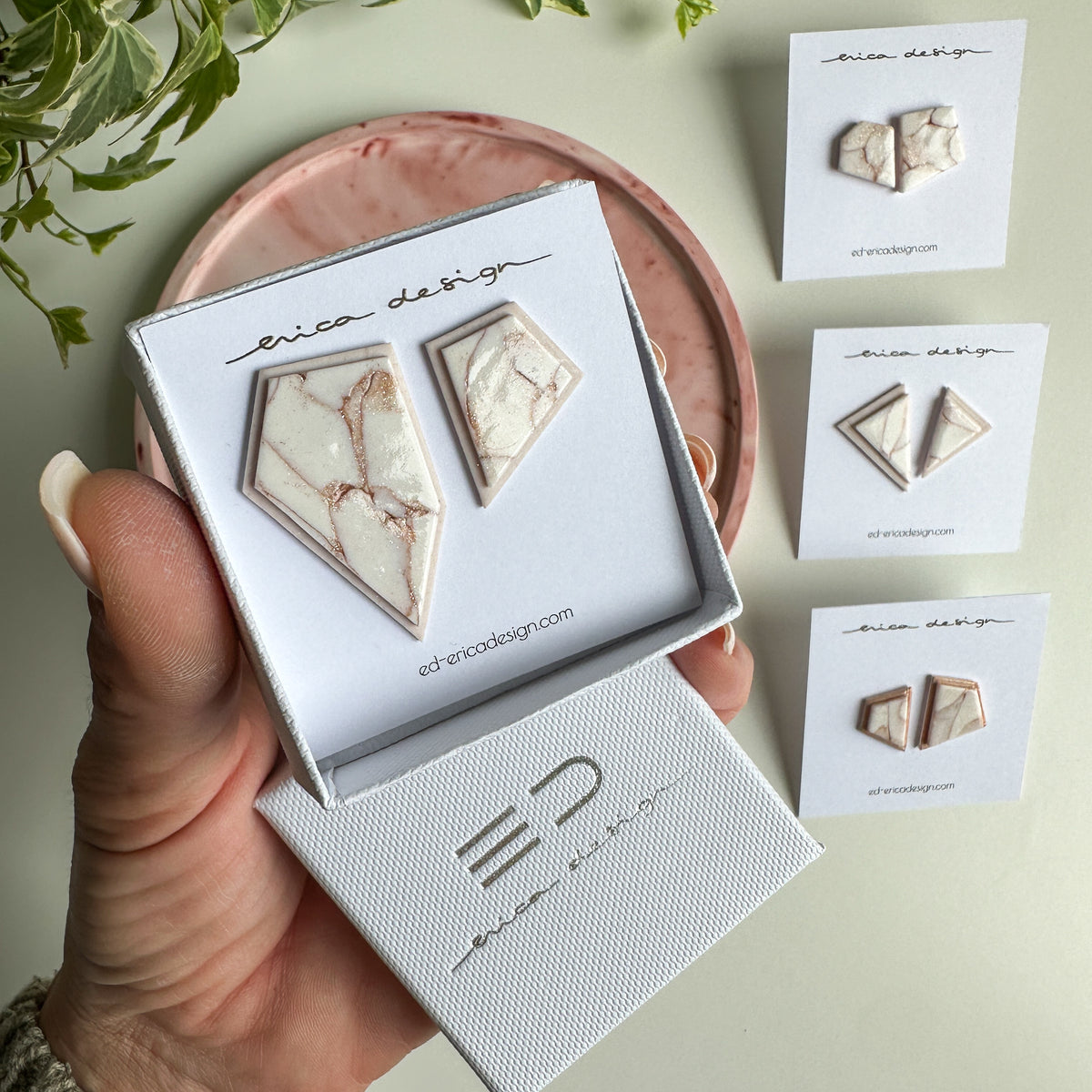 Asymetrické. Limitovaná edice | Náušnice s kamínky Marble Rosegold