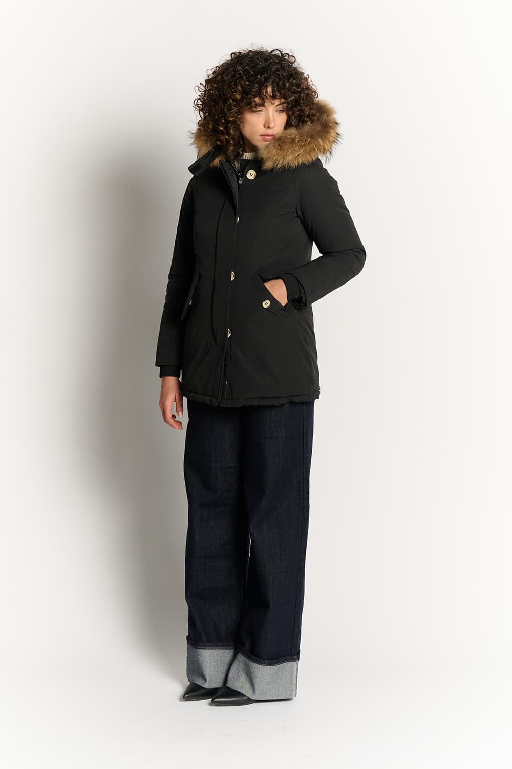 Chaqueta de plumas negra para mujer con piel