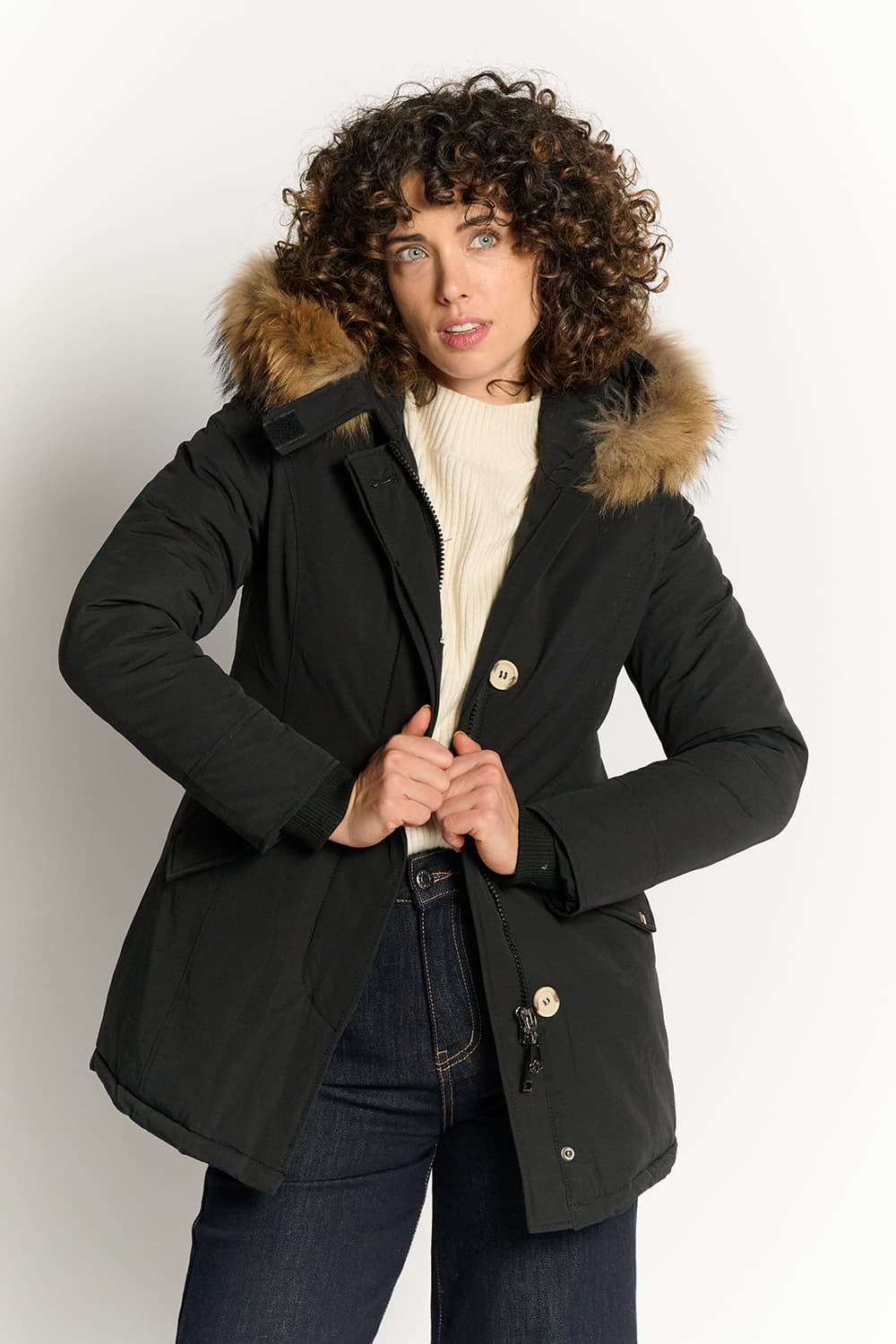 Chaqueta de plumas negra para mujer con piel