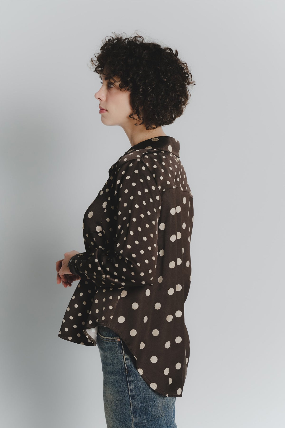 Camisa de lunares beige para mujeres
