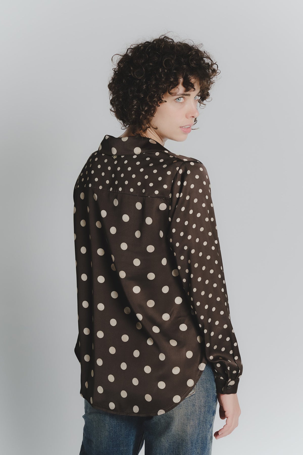 Camisa de lunares beige para mujeres