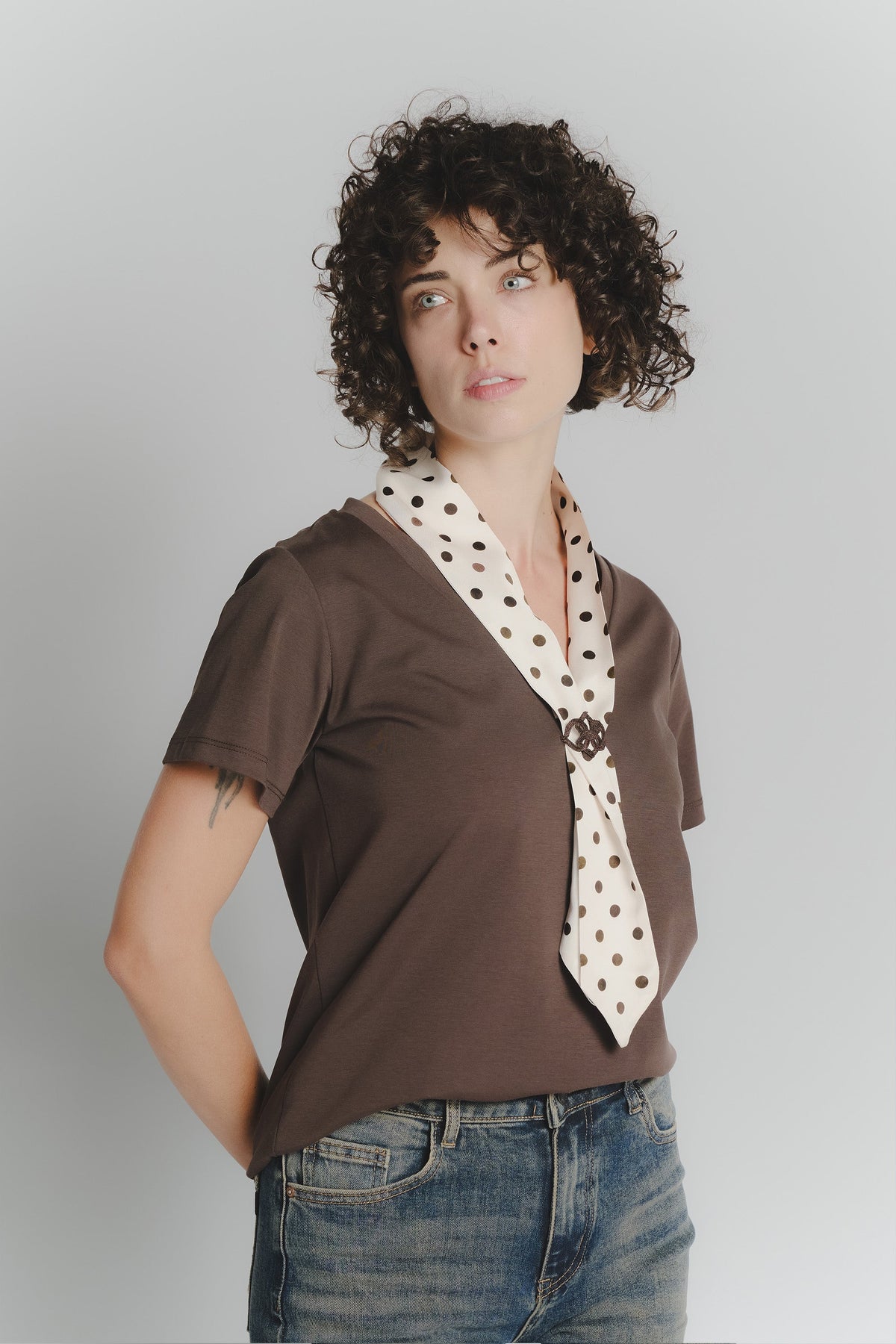 Camiseta de chocolate con bufanda blanca de lunares