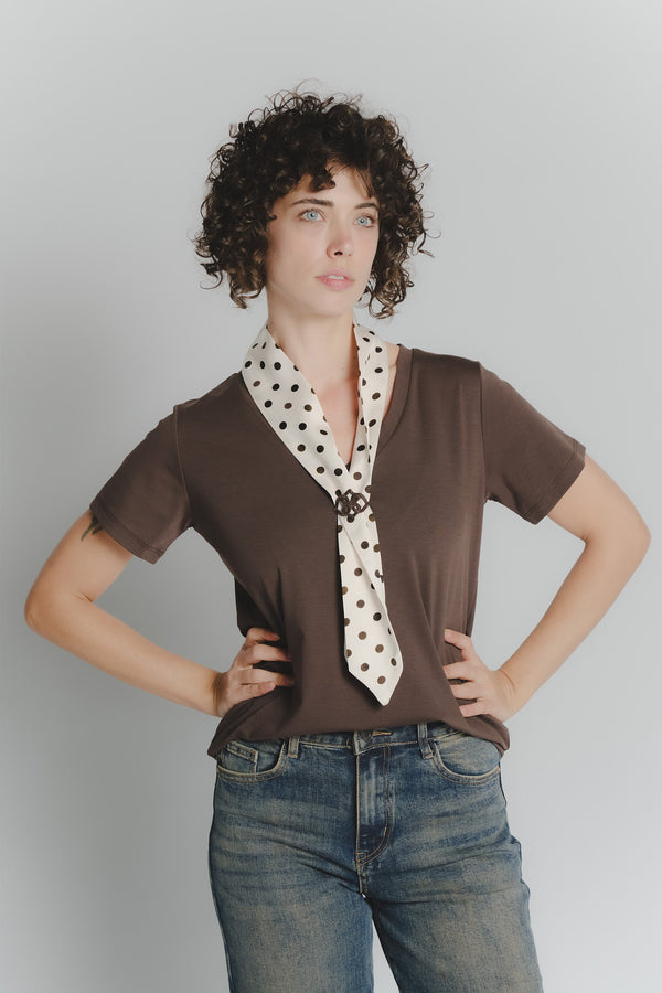 Camiseta de chocolate con bufanda blanca de lunares