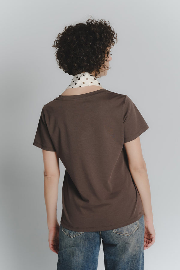 Camiseta de chocolate con bufanda blanca de lunares