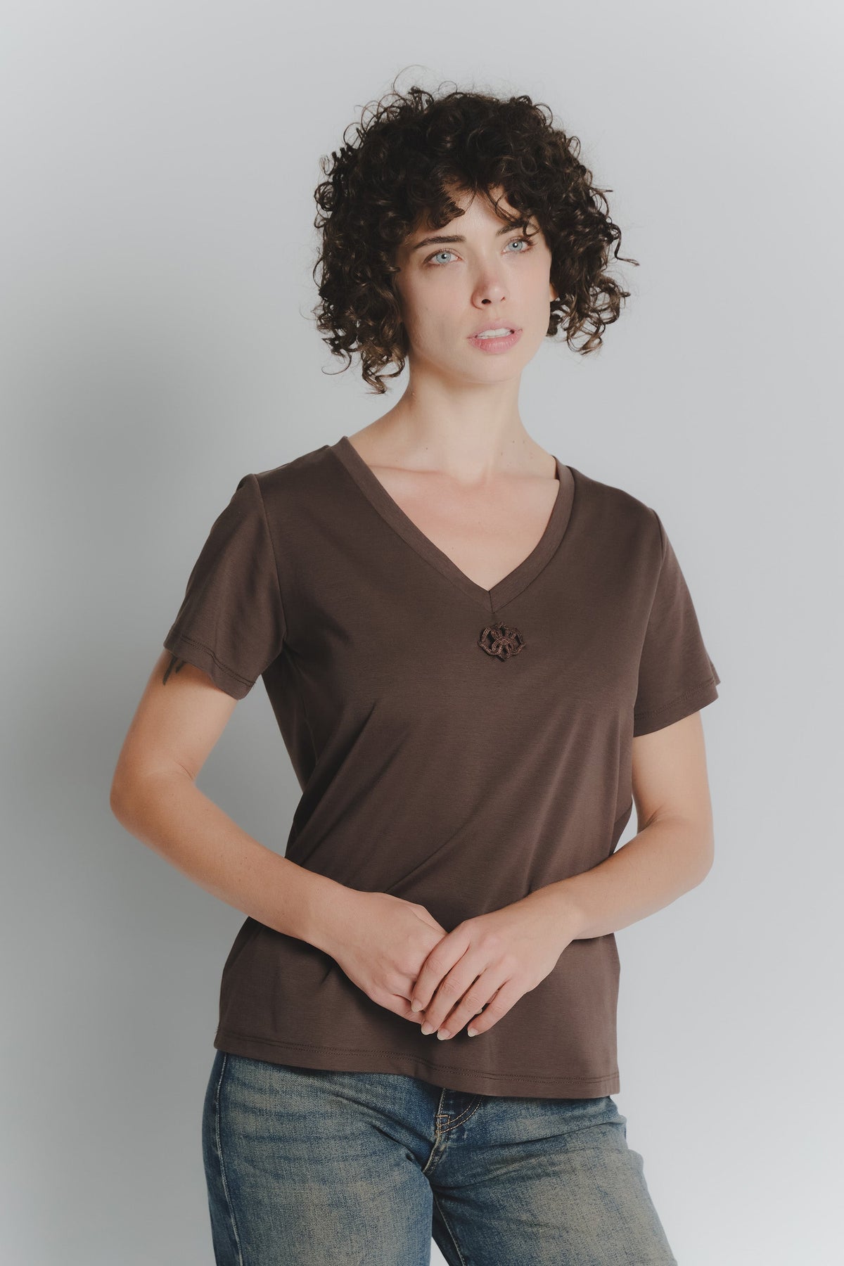 Camiseta de chocolate con bufanda blanca de lunares