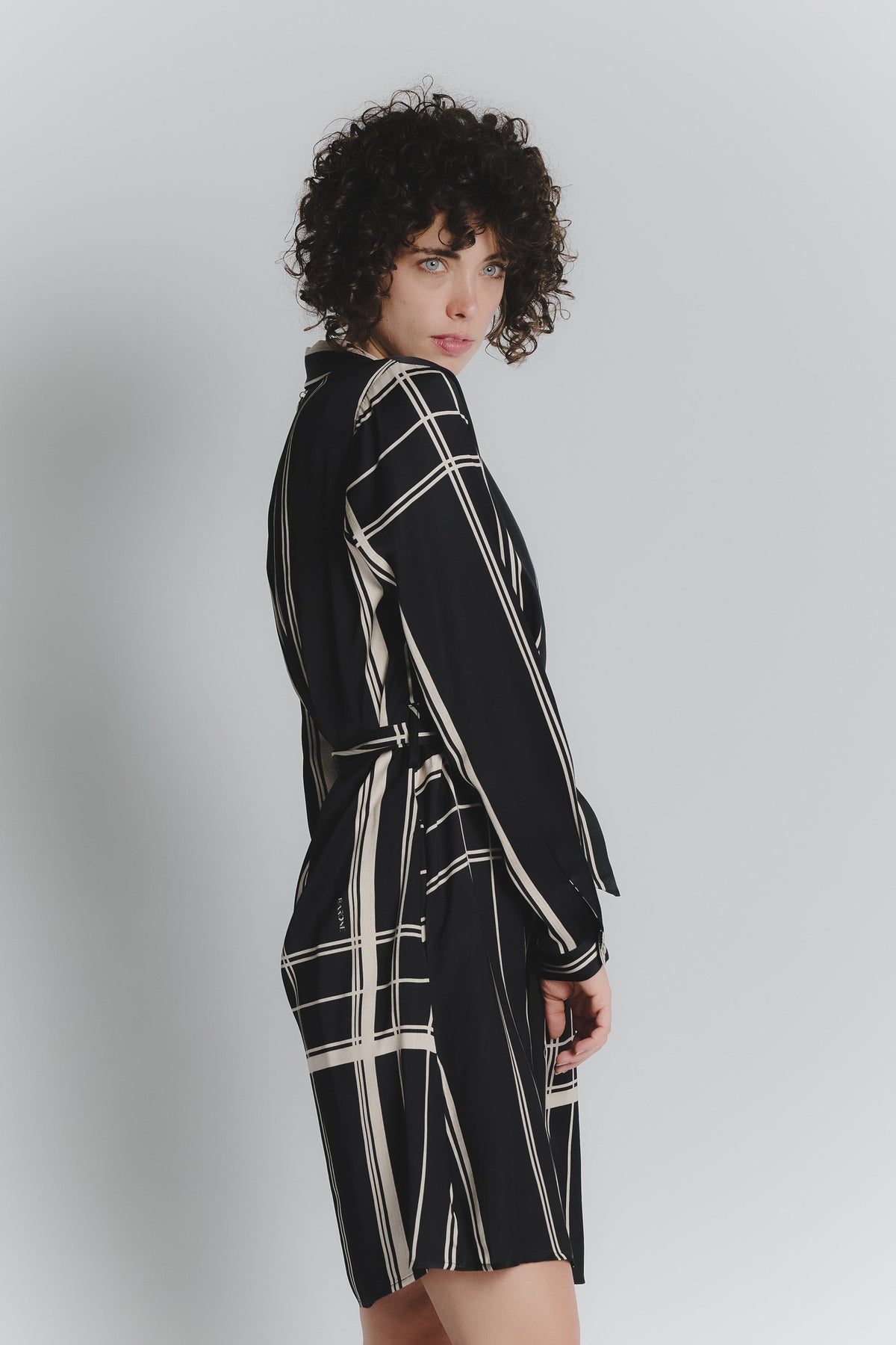 Robe Chemise Courte à Carreaux Noire et Beige pour Femmes