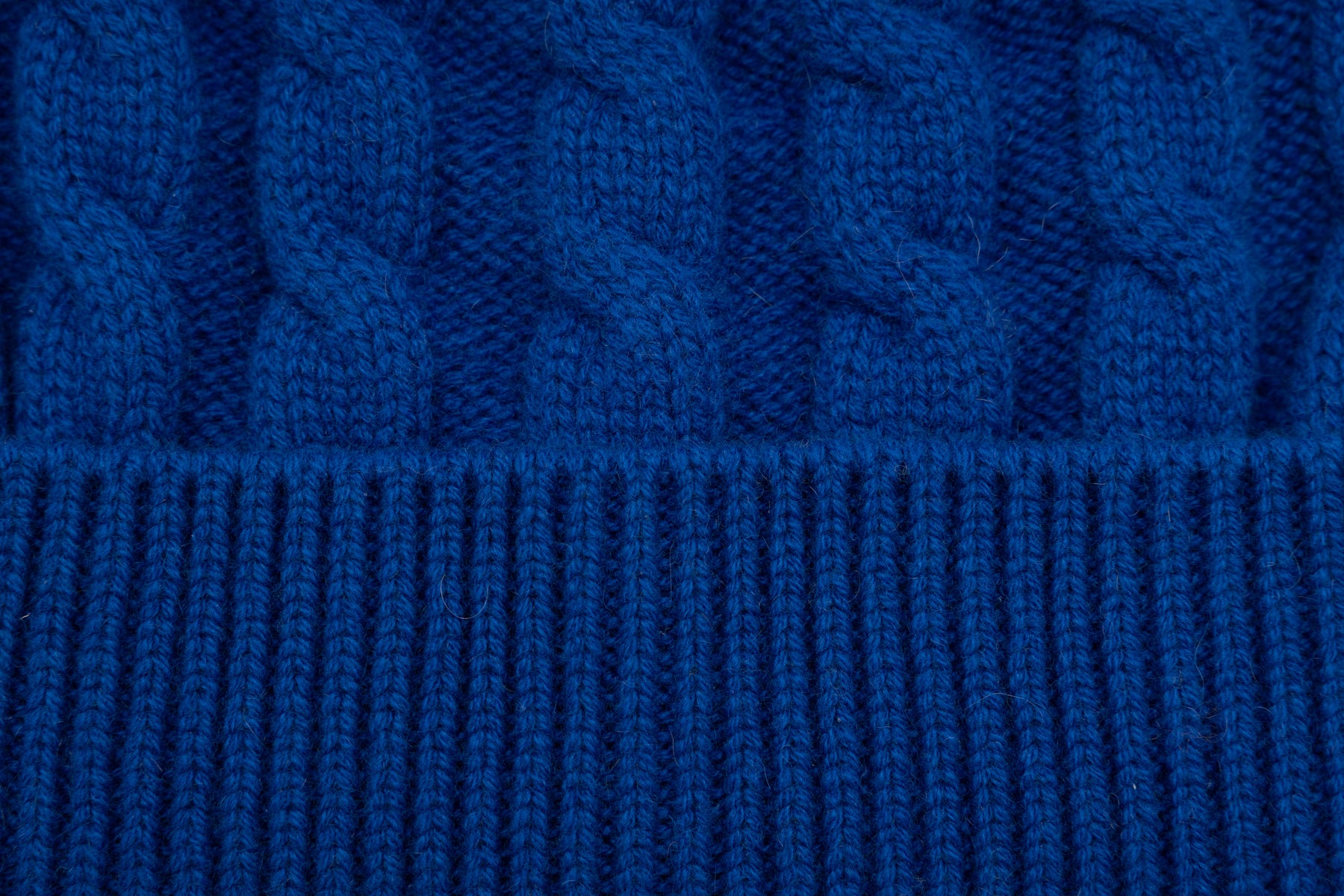 Električno modra pletena kašmirska kapa