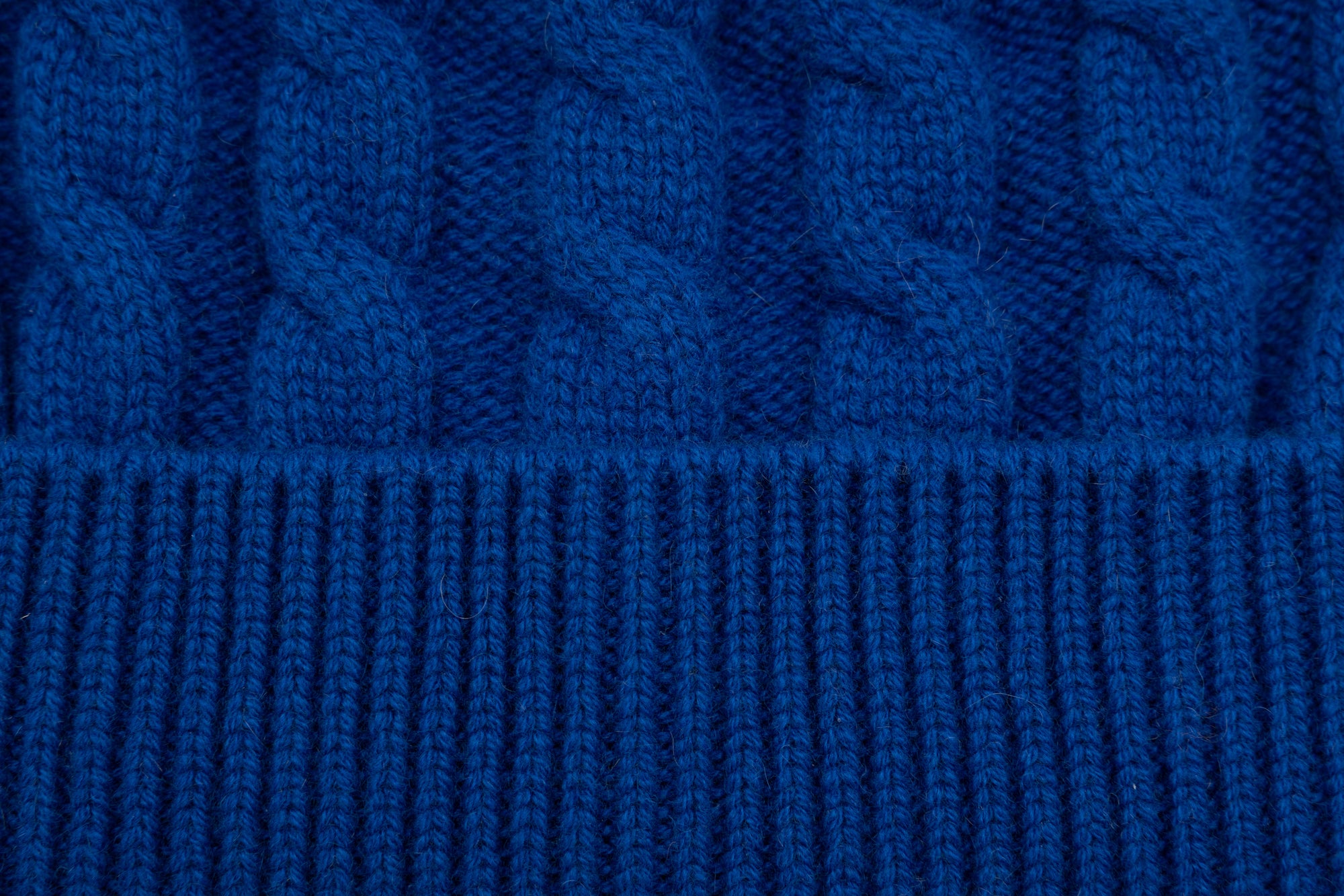 Električno modra pletena kašmirska kapa