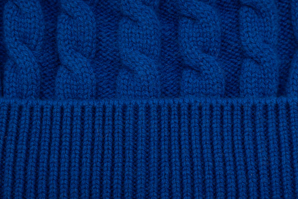 Električno modra pletena kašmirska kapa