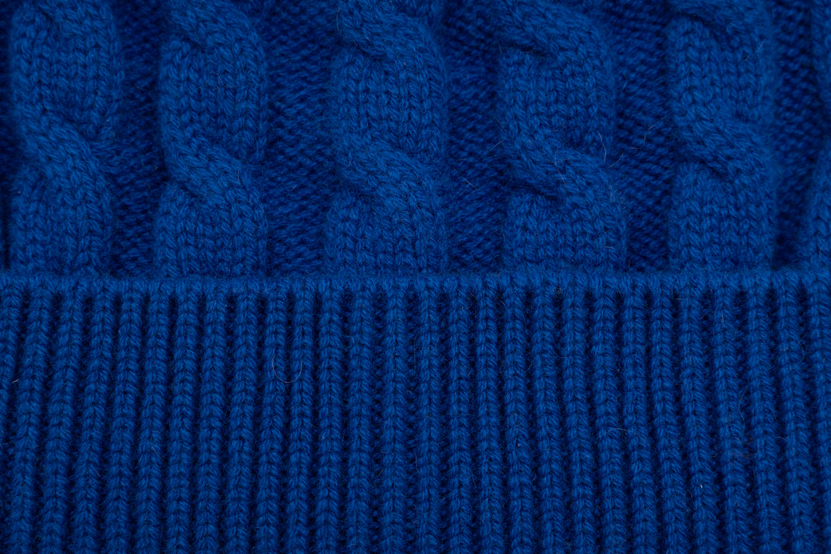 Berretto intrecciato blu elettrico in cashmere